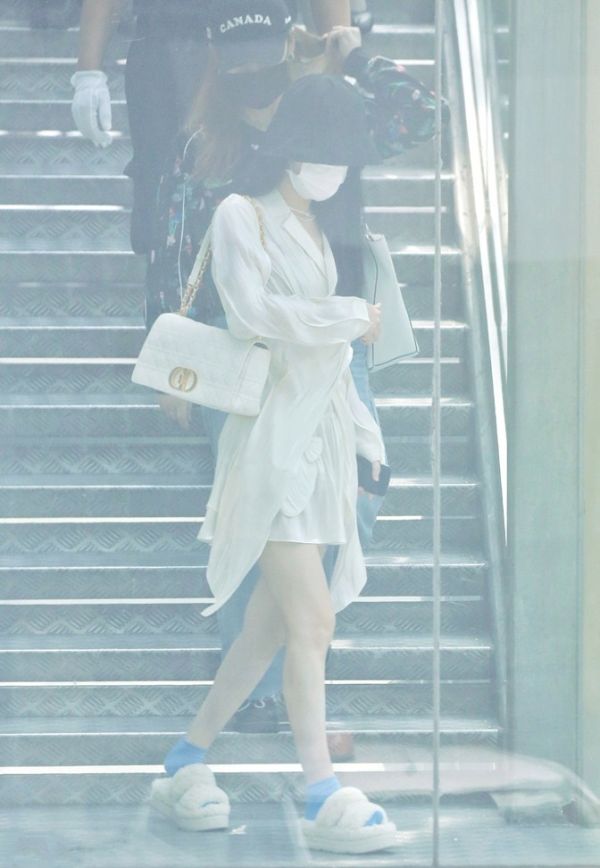 通身|赵丽颖离婚后频繁捞金，穿防晒衬衫配毛拖鞋，身材消瘦看心疼