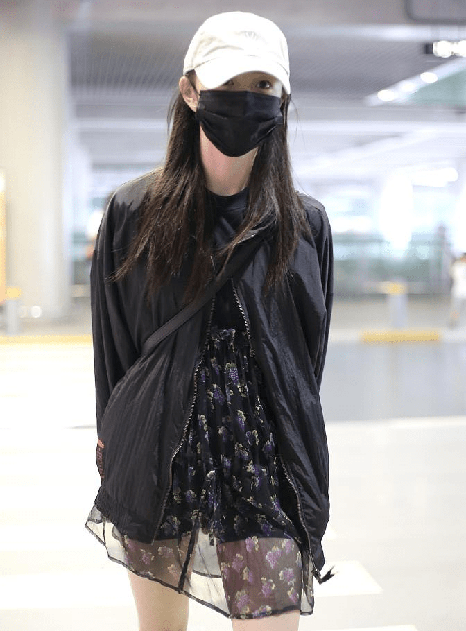 身材|刘浩存美如初恋女友，穿黑色夹克外套配碎花半身裙，看着让人心动