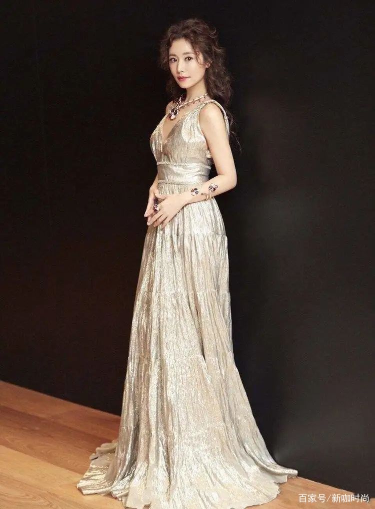 花朵|林心如美得高调，穿俏皮时尚装风情万种，低头那一刻更是心醉
