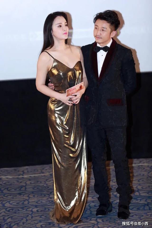 金色|冉莹颖身穿“液体裙”亮相,单肩吊带尽显好身材,看起来雍容华贵