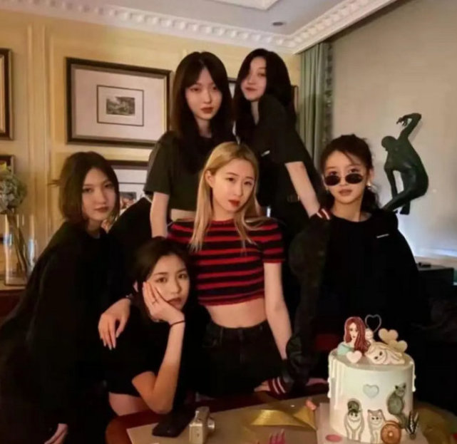 好友|15岁李嫣出落得越来越美啦!穿白裙参加好友毕业会,大抢朋友风头