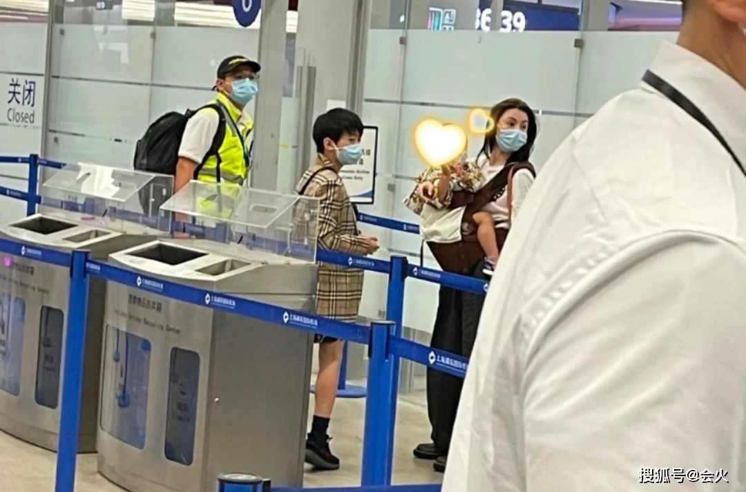 小腿|张柏芝3岁儿子正脸曝光！五官帅气头发浓密，打扮潮流小腿肉嘟嘟