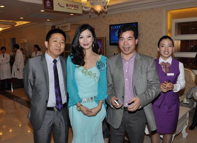 吴家丽气质大胆外放,成熟身材穿紧身裙,一身清爽蓝色和曲线真配