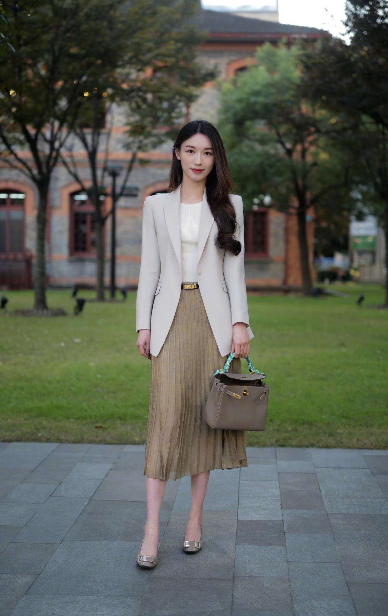 服装|职场女人,学会4组“夏日西服穿搭术”,想要的舒适、优雅都会有