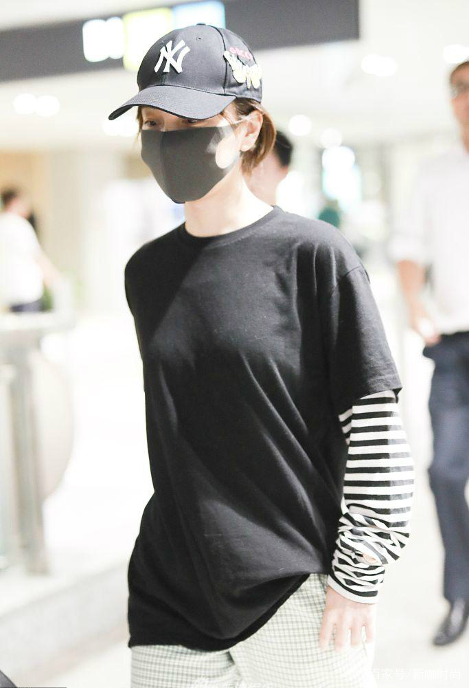 杨幂|36岁吴昕现机场，大胆挑战baby、杨幂穿法，效果出乎意料！