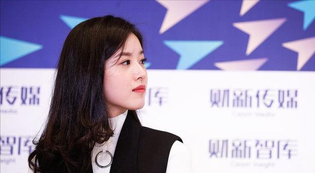 进行|“阔太”章泽天穿白色砍袖裙，看着很有少女感，减龄又可爱
