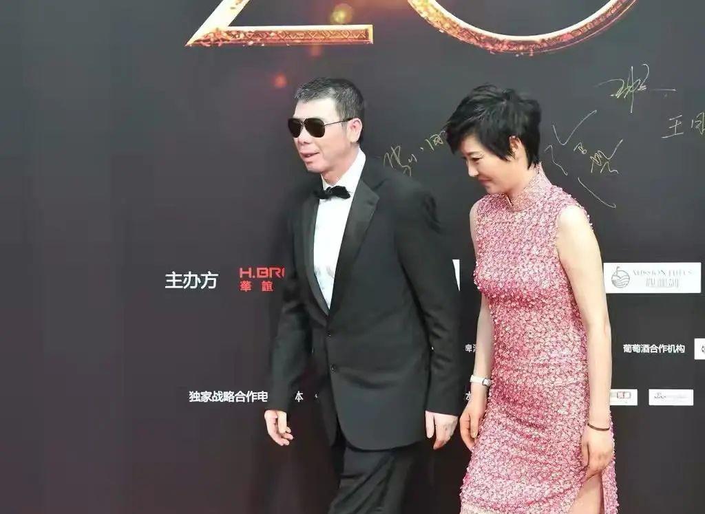 样式|徐帆眼光够到位，一袭粉色紧身旗袍加身，尽显曼妙S型曲线