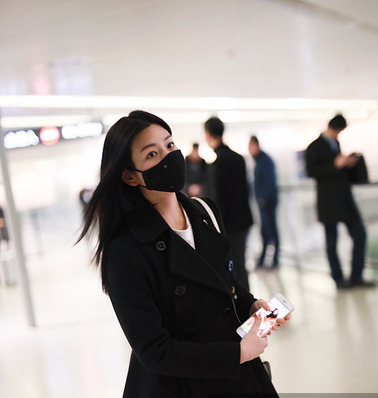 初恋|陈妍希嫩回初恋！一袭黑色风衣搭配白色老爹鞋，网友：陈晓没白疼