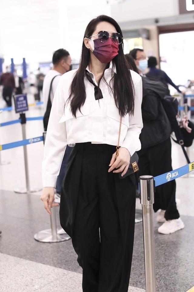 &quot|五十多岁依旧能＂乘风破浪＂，伊能静唱跳皆可，依旧不服老
