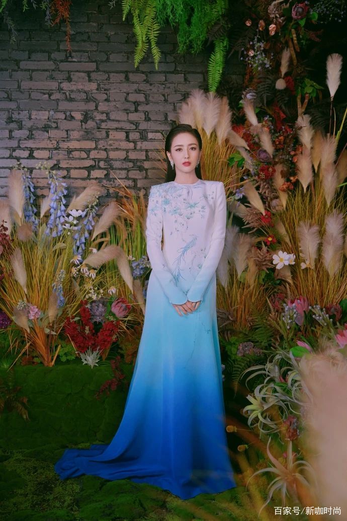 样式|主持夏晚后，佟丽娅更优雅了！