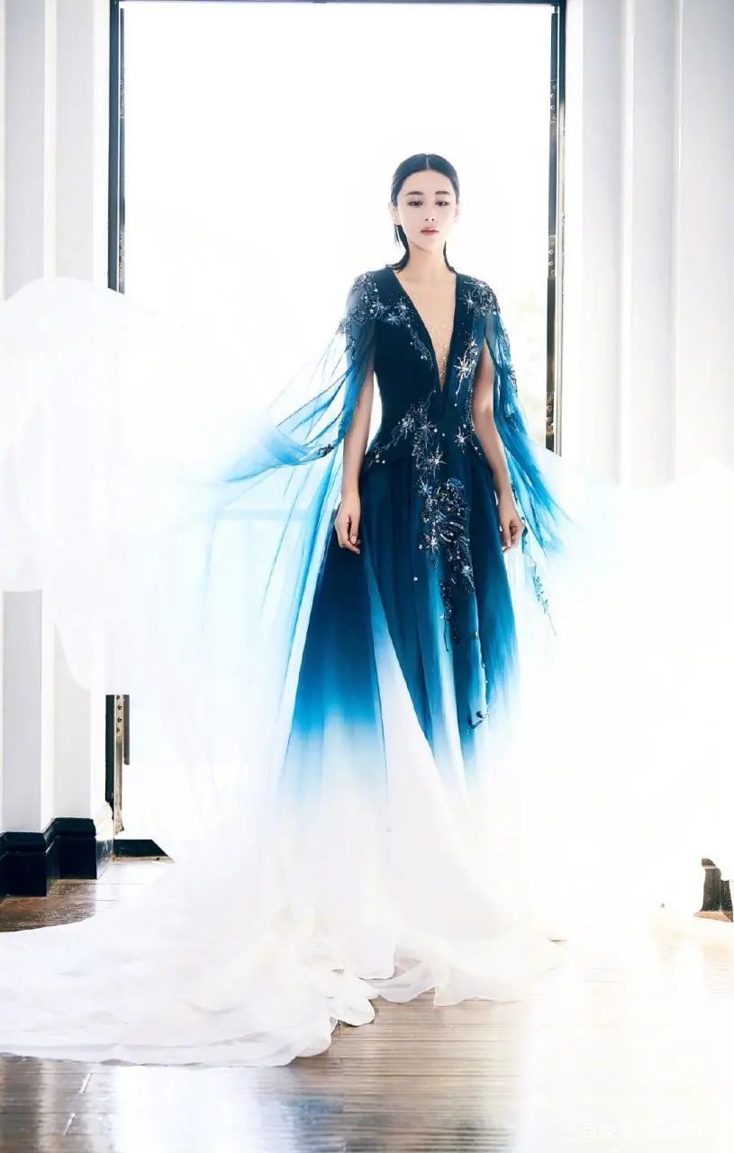 样式|张馨予美到炸裂!穿深V渐变裙化身“星月女神”,戴上头冠更霸气