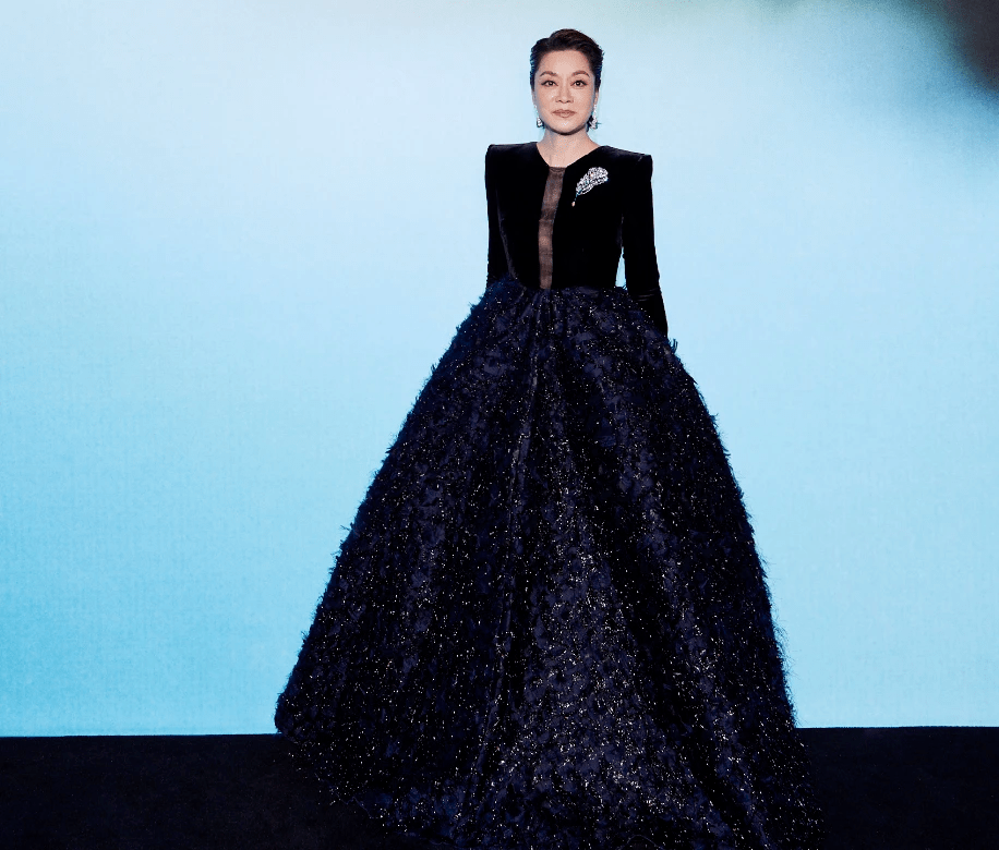 下半身|毛阿敏又“美回来”了,一袭拼接连衣裙成熟优雅,58岁仍惊艳