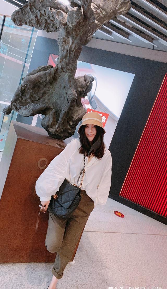 好身材|沈腾全家高颜值！46岁姐姐下装失踪秀紧致好身材，满脸硅胶感太假