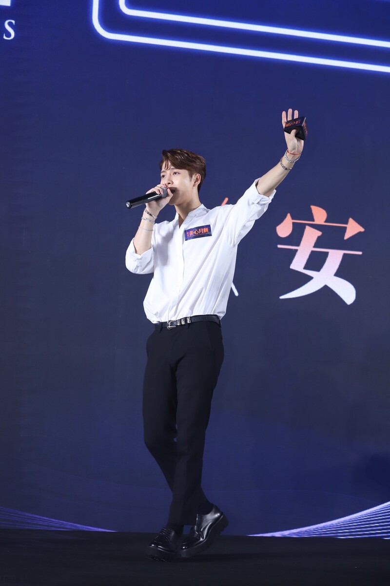 实力|王嘉尔的造型帅气又显男人味,身材实力抢镜,这不愧是运动员出身