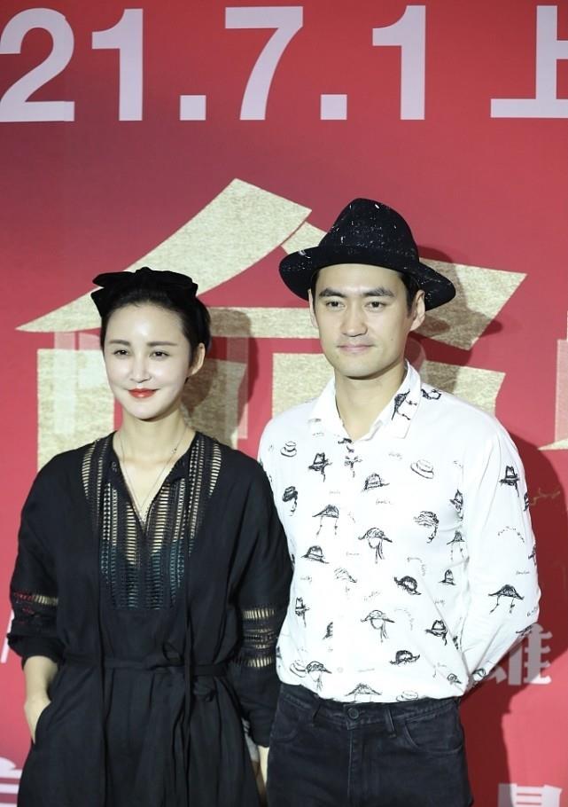 一身|张歆艺在老公袁弘身边也不省心，一身轻薄的上衣，露出打底很自然