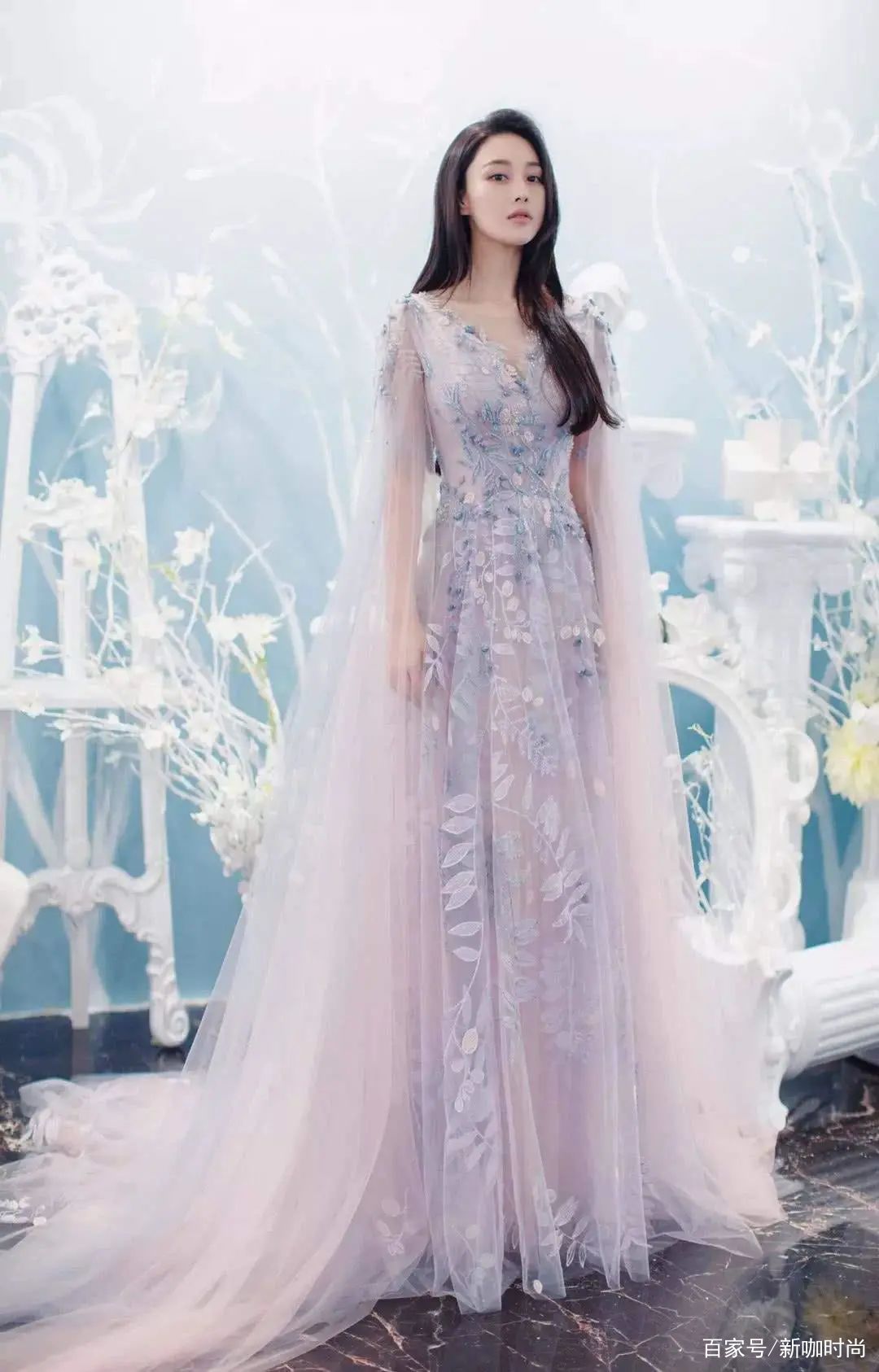 样式|张馨予美到炸裂!穿深V渐变裙化身“星月女神”,戴上头冠更霸气