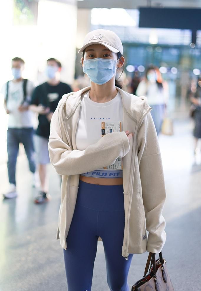 好身材|郑恺老婆产后恢复迅速,穿紧身套装走机场,显得更有女人味了!