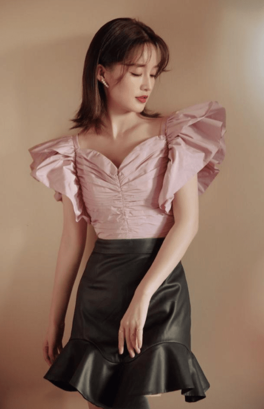 黑色|李冰冰活成阿姨辈的骄傲！包臀皮裙穿出满满少女感，哪像48岁？