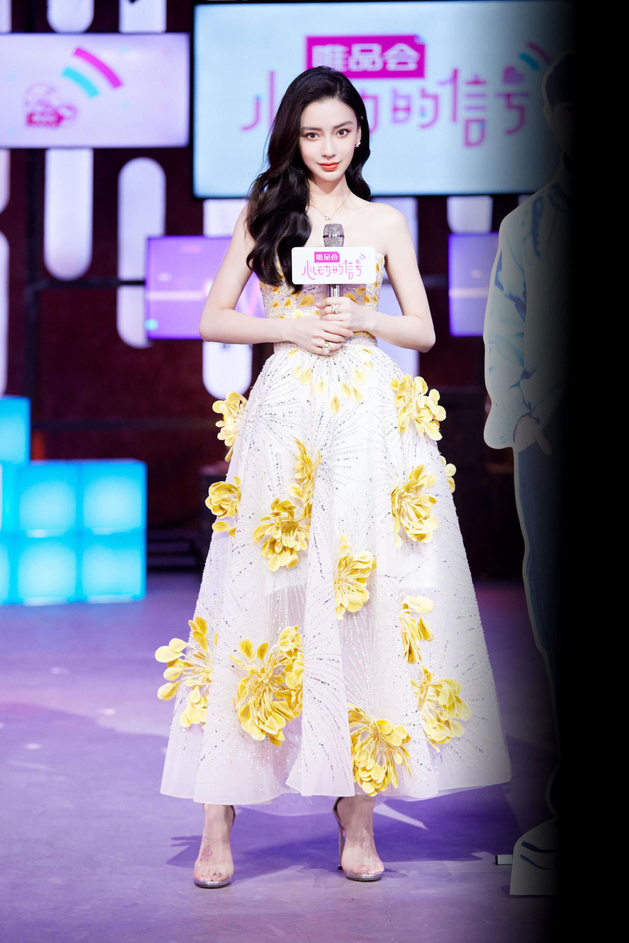 设计|Angelababy又美到我了,背心配半身裙随性低调,当妈了身材仍纤细