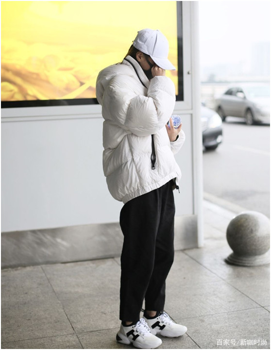 牛仔|沈梦辰困成这样赶飞机，黑白搭休闲又时髦，屡屡揉眼呆萌感十足