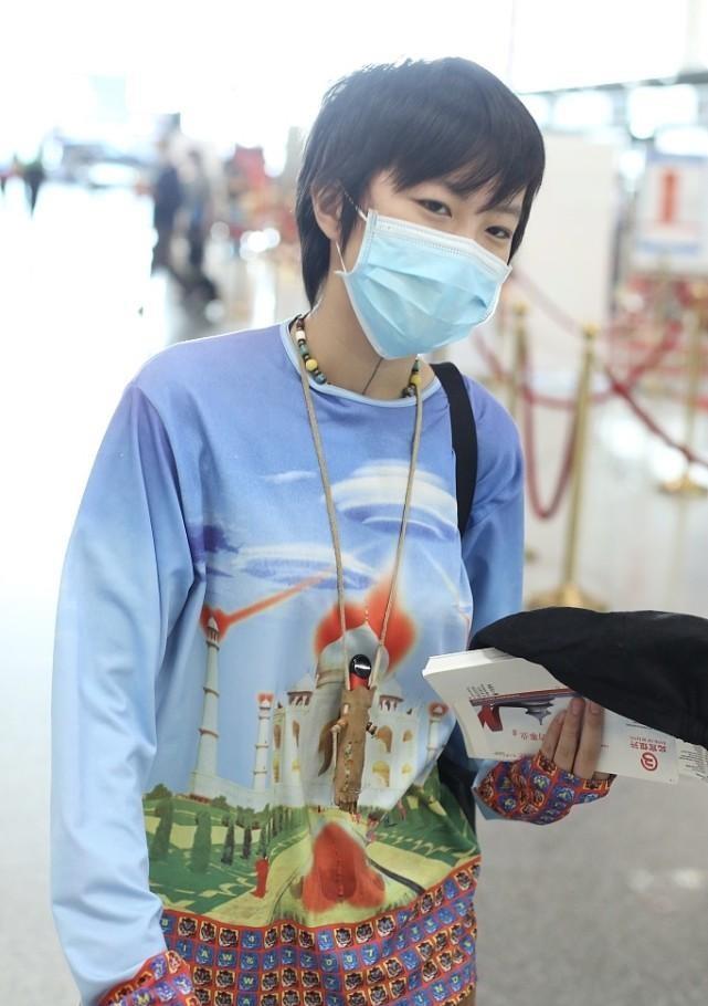 卫衣|窦靖童的时尚让人不想评价,穿得比“阿姨”还花花,一般人难接受