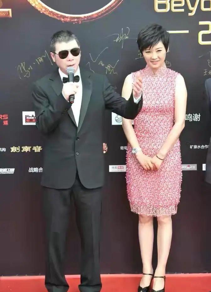 样式|徐帆眼光够到位，一袭粉色紧身旗袍加身，尽显曼妙S型曲线