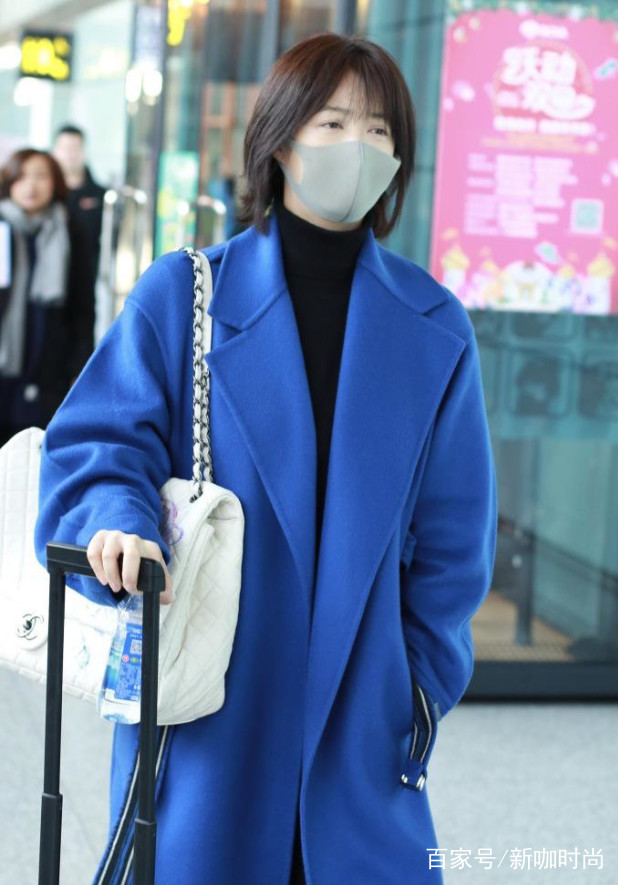蓝色|瘦了的蒋欣撞脸谢娜？穿蓝色大衣彰显优雅气质，满满的女人味