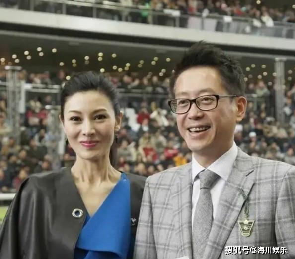 显得|李嘉欣与许晋亨同框亮相，穿裙装优雅大气，阔太派头十足，太美了