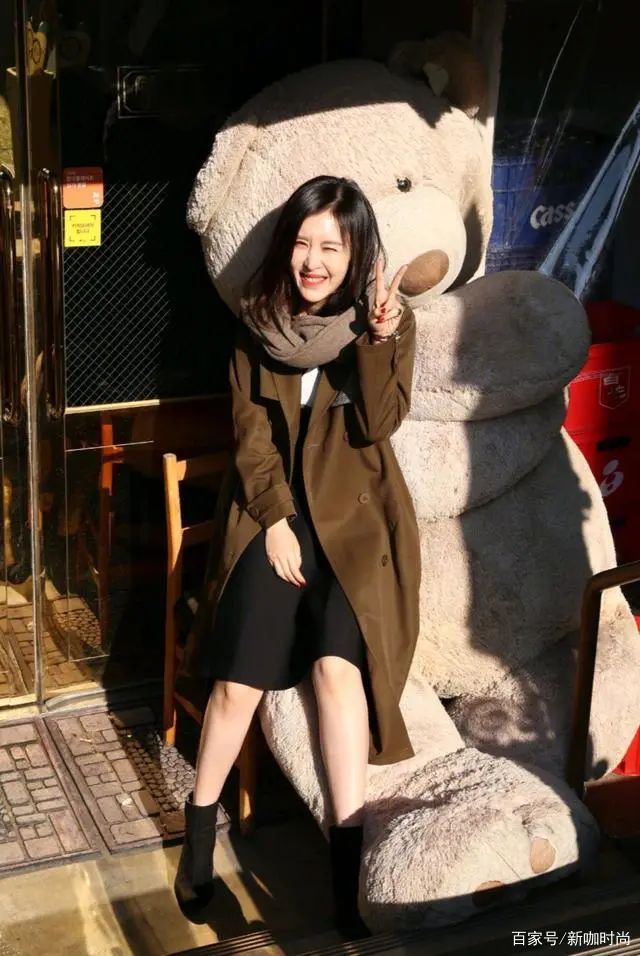 田朴珺|39岁田朴珺晒运动照,小吊带搭配紧身裤,嫁王石后越活越年轻