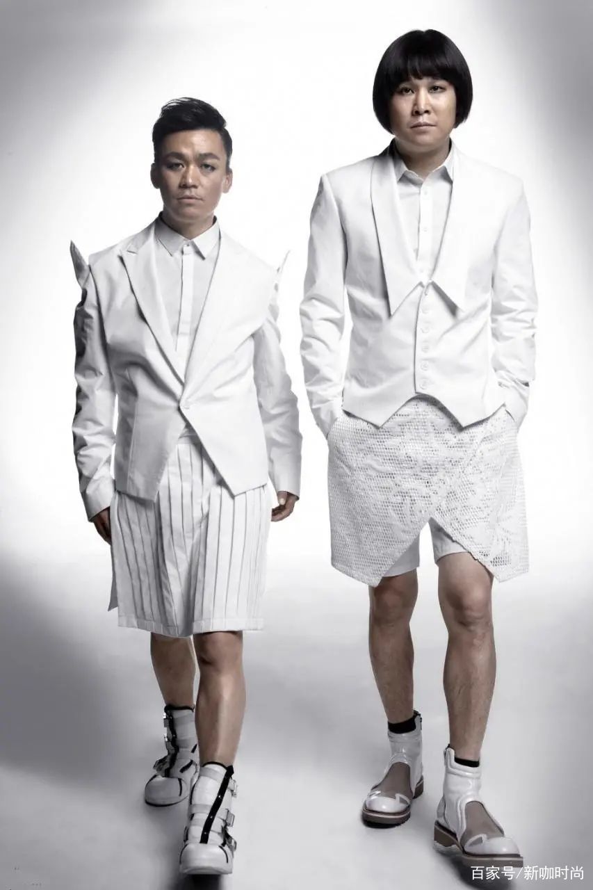 王宝强|王宝强小沈阳另类时尚:西服搭裙子,浓妆像黑眼圈,网友:跑偏了