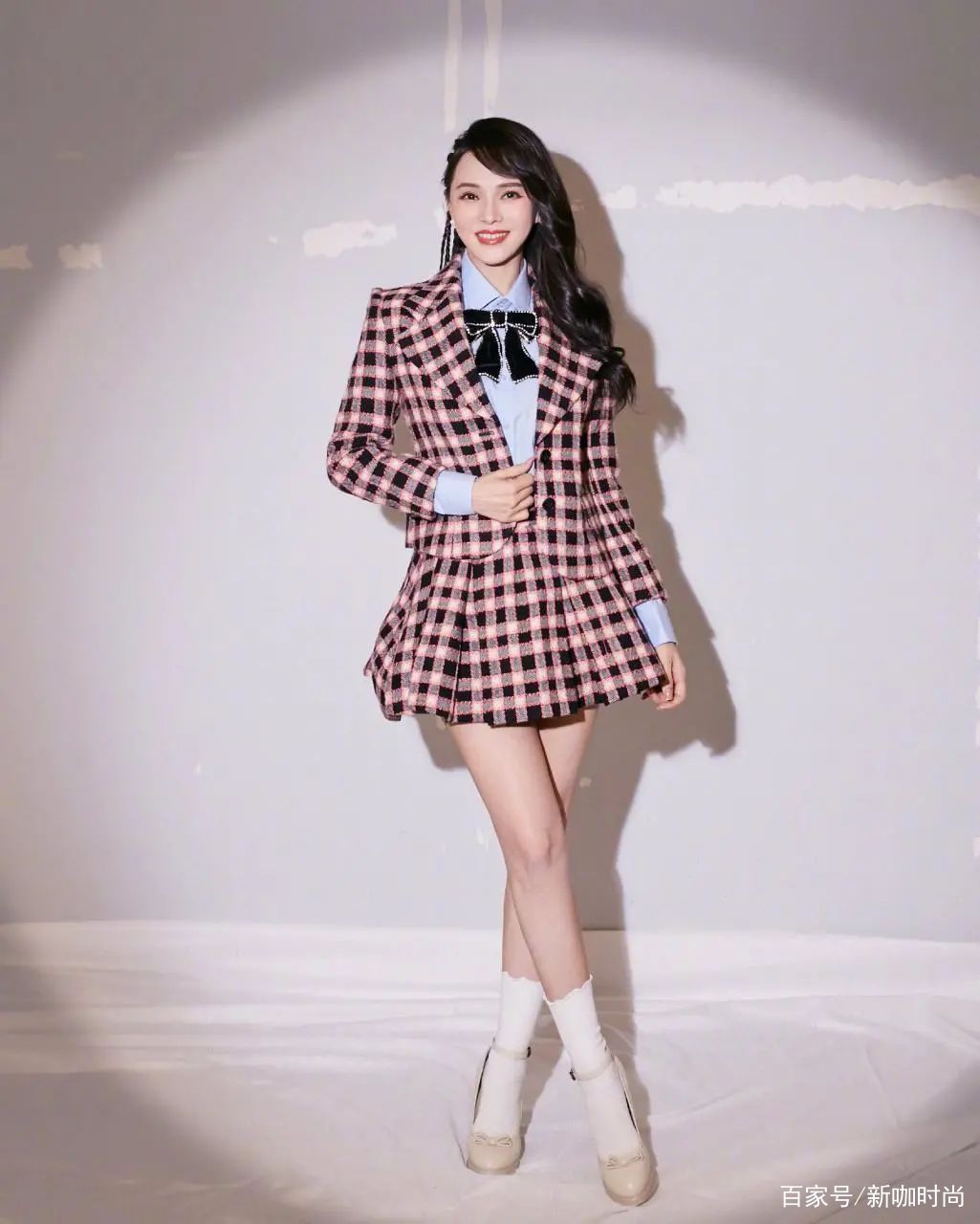 样式|52岁伊能静太敢秀，穿格子“校服裙”活力四射，减龄二十岁都不止