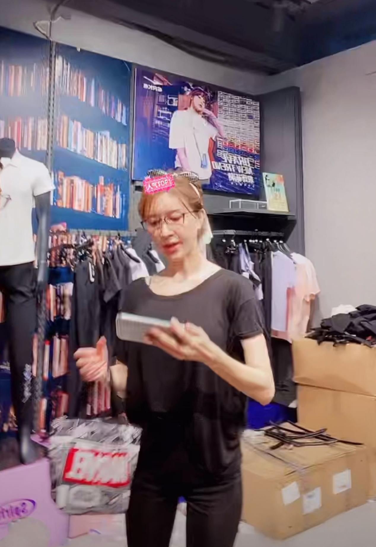 身材|金巧巧外出吃大排档,穿百元T恤怼脸直播,鸡蛋白肤质比爱豆还嫩