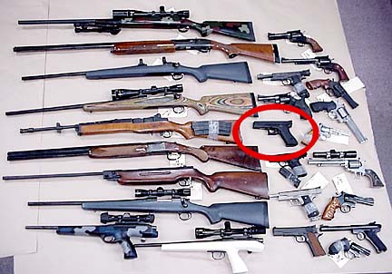 1982年,上杉开始收藏枪支,截至到案发,上杉家里的手枪,步枪,霰弹枪多