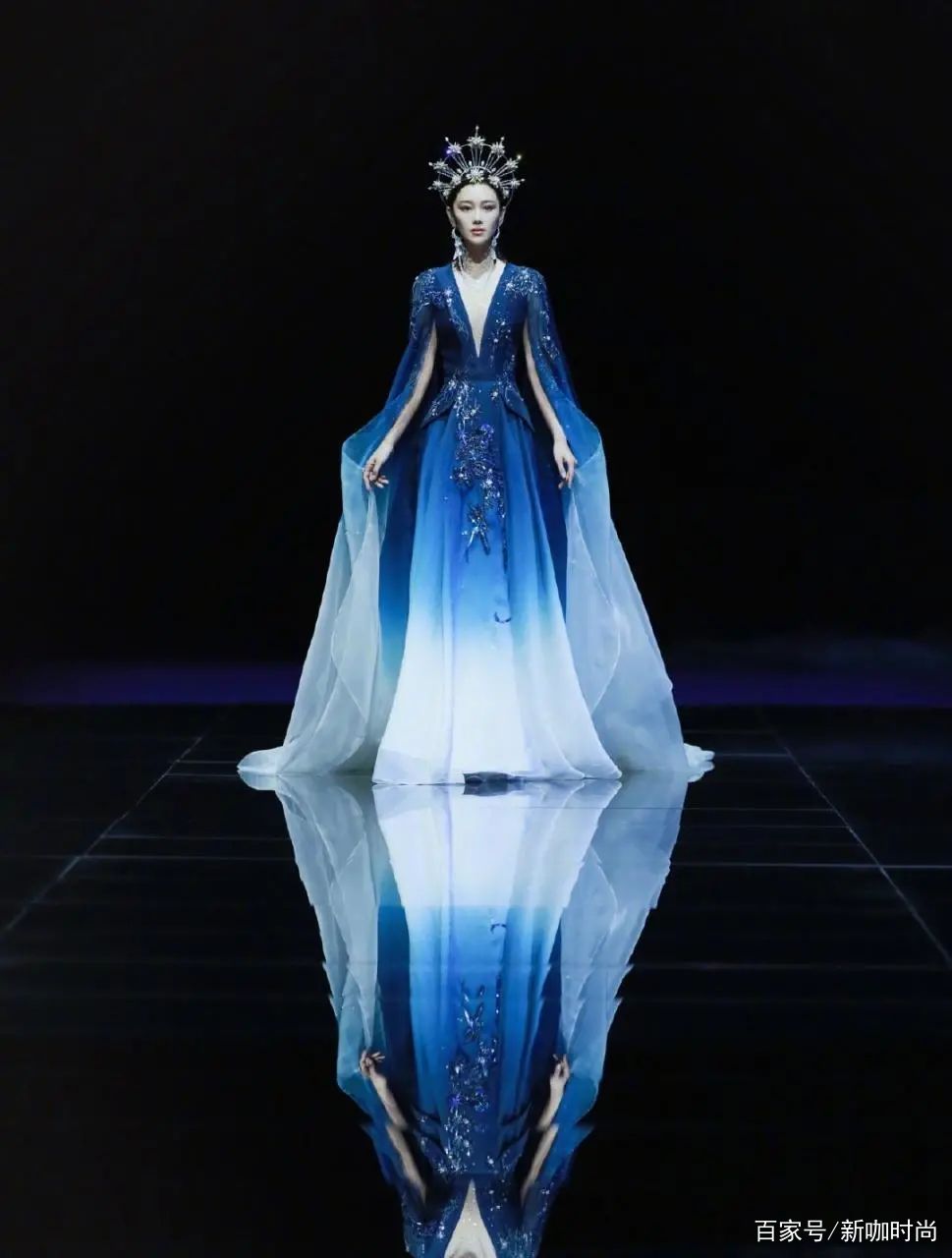 样式|张馨予美到炸裂!穿深V渐变裙化身“星月女神”,戴上头冠更霸气