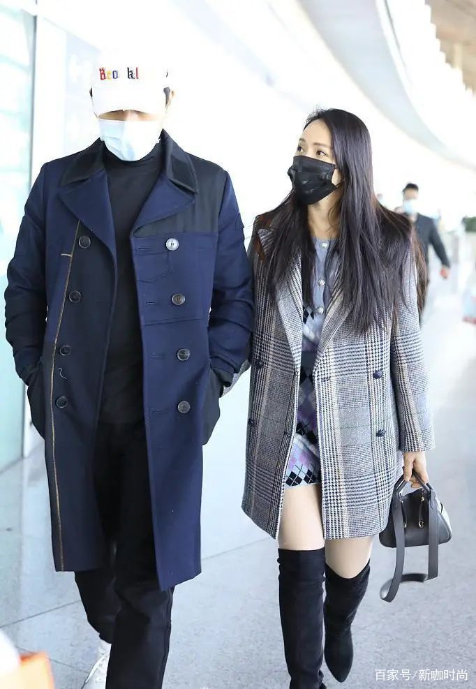 样式|52岁伊能静状态超好，格纹大衣搭长靴洋气摩登，挽手老公恩爱十足
