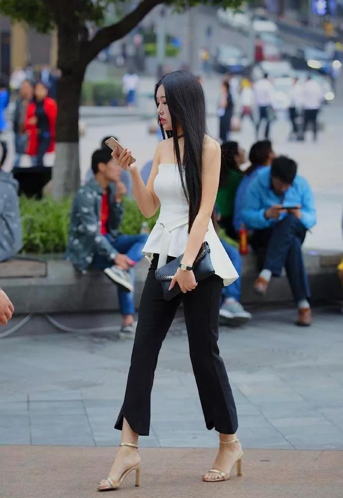 显得|黑色的紧身裤，结合一双亮色高跟鞋，依旧那么亮眼