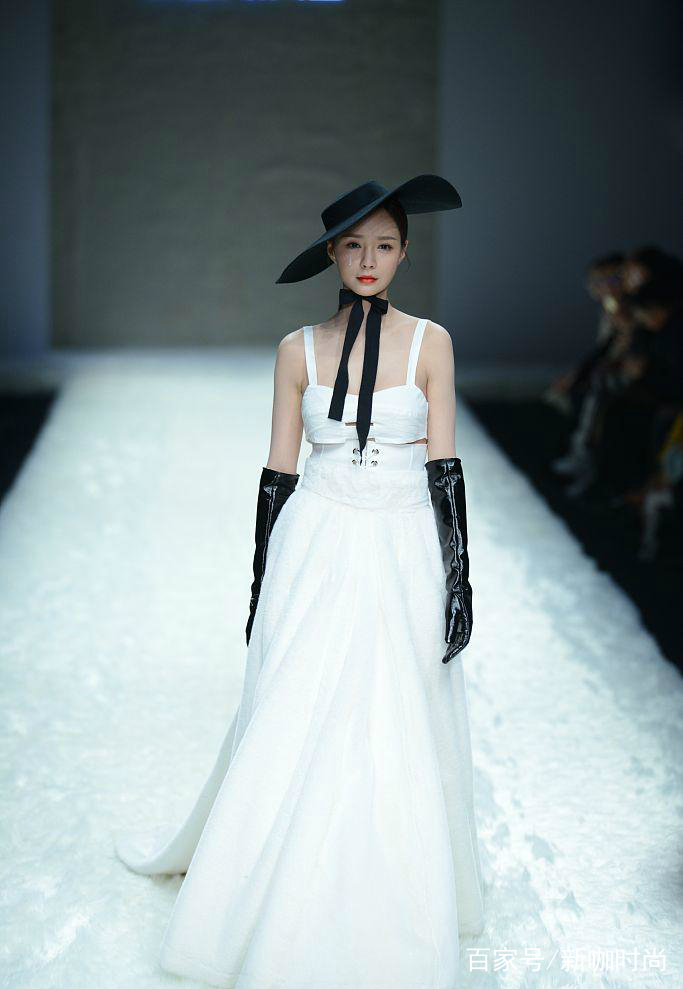 女郎|沈梦辰恋爱后越有女人味!T台化身时髦女郎,“白泪”让人怜惜