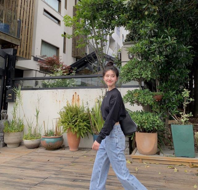 方包来|甜美女孩赵露思，身穿露脐卫衣超吸睛，美炸了！