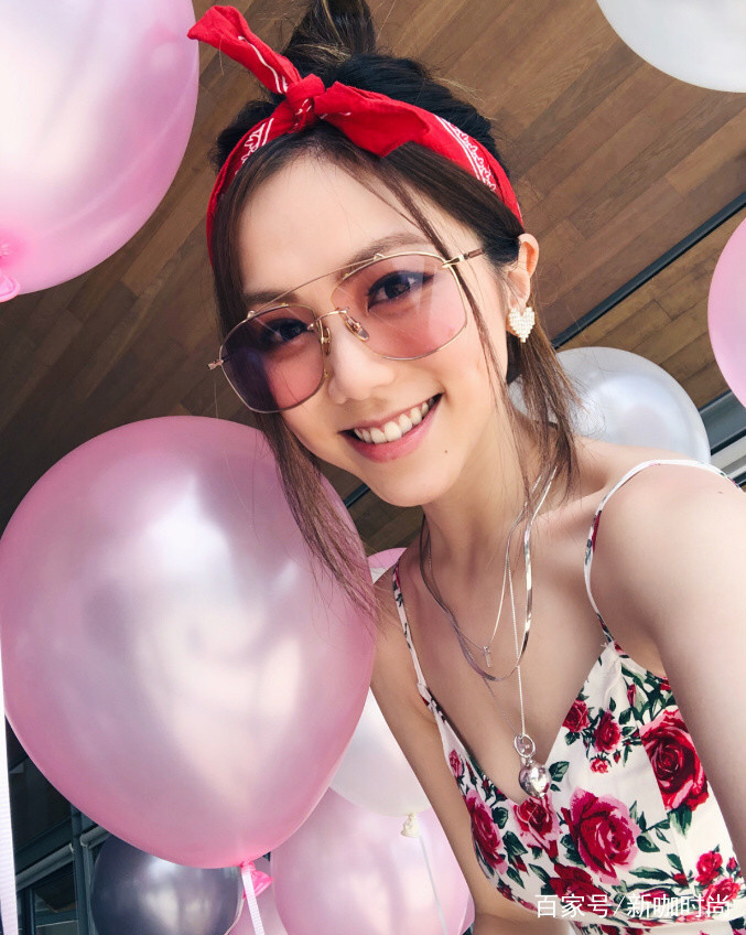 好身材|邓紫棋近照曝光，与妈妈庆祝27岁生日，母女同框似姐妹！