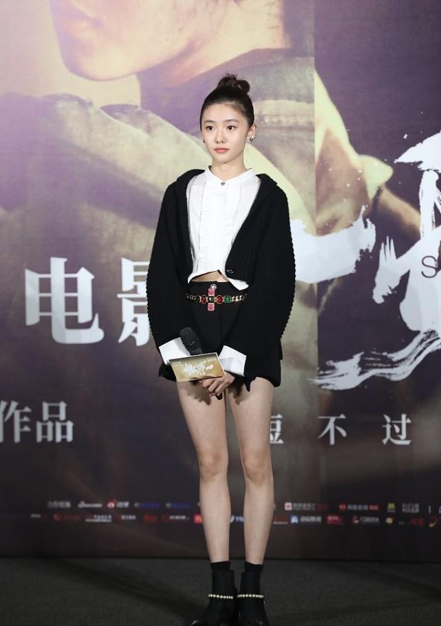 黑色|与易烊千玺搭档过的“小花”，穿黑色虽不阳光，但却挡不住清纯脸