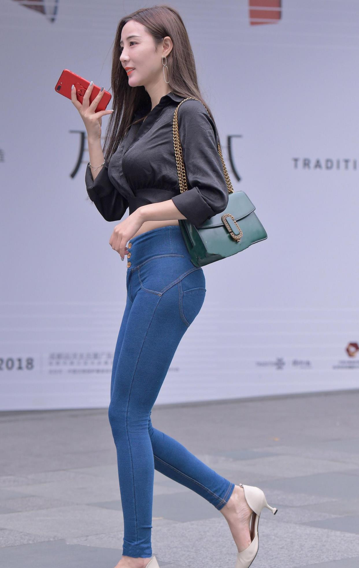 衬衣|黑色V领七分袖衬衣，搭配紧身牛仔裤，春秋的时候就这样穿吧！