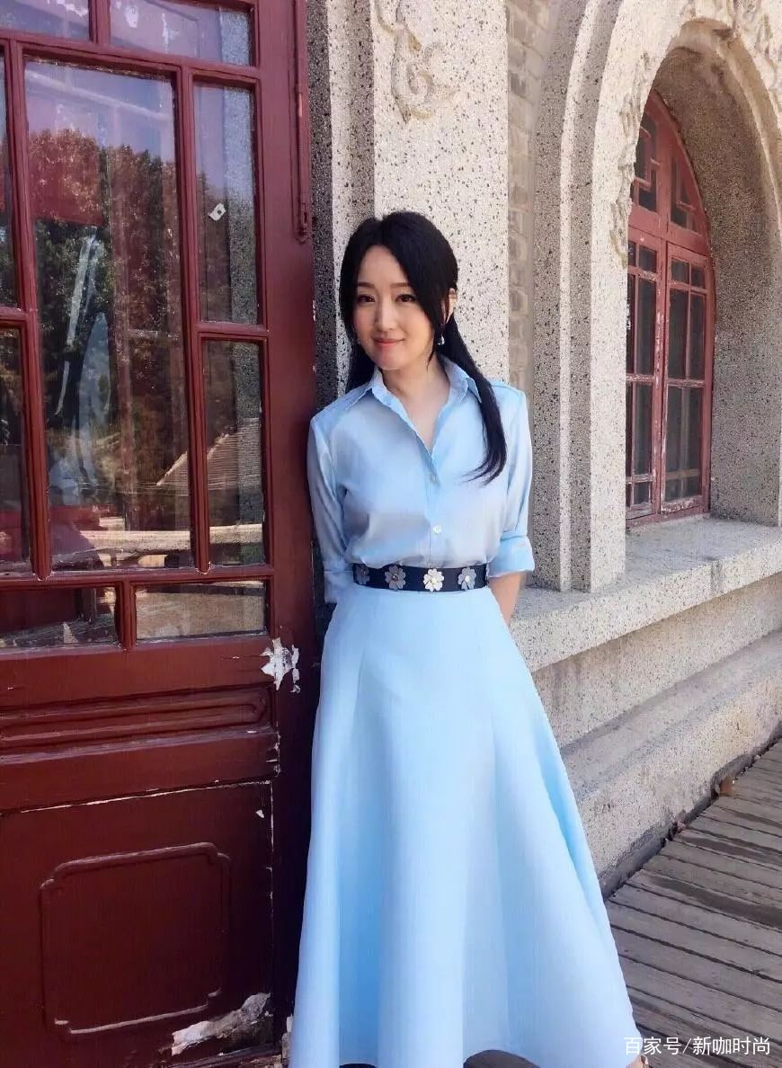 粉色|49岁杨钰莹“逆生长”太惊艳，无压力驾驭粉裙身材太有料！