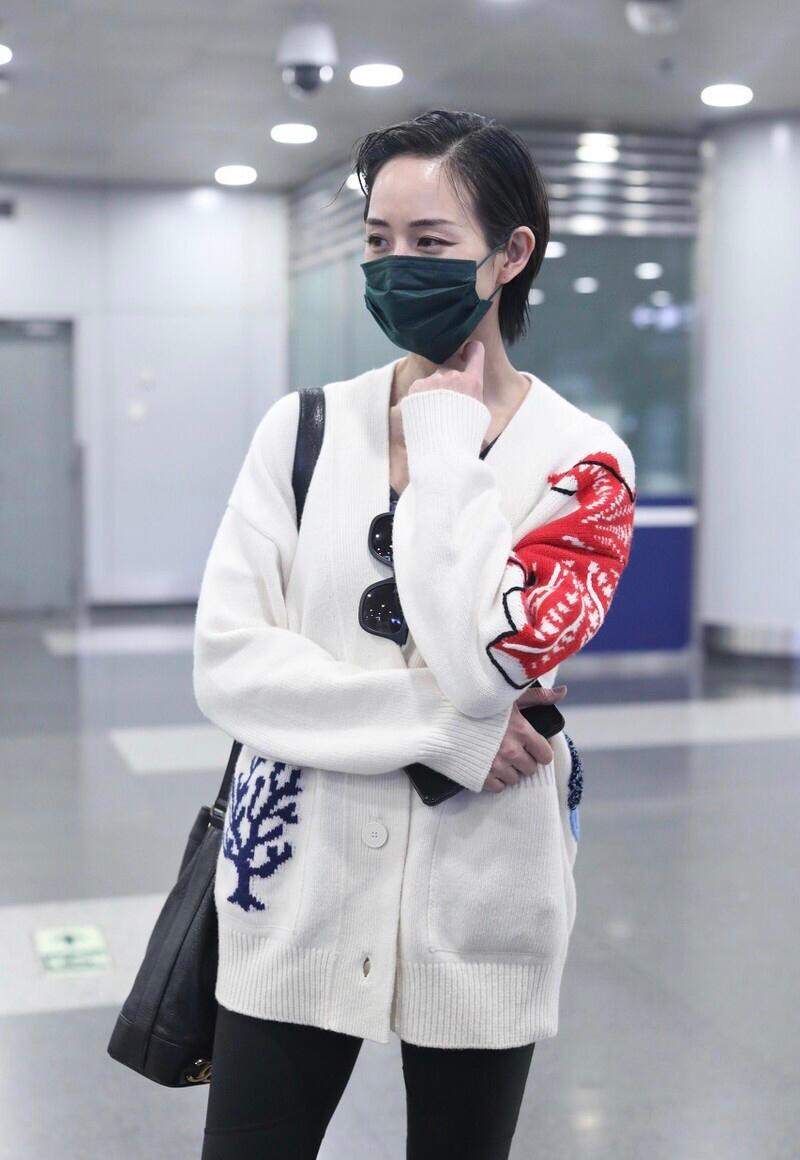 显示|张钧甯厉害了！针织衫搭紧身黑色打底裤，配上黑色马丁靴太帅气了