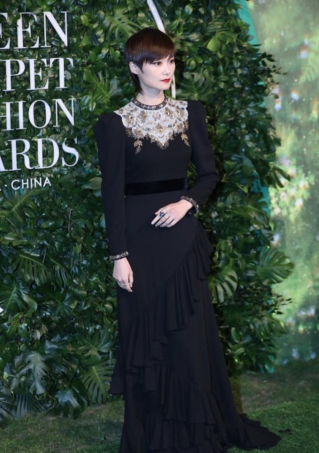 黑色|“假小子”李宇春风格大变，穿薄纱衬衫配短裤，“大长腿”太晃眼