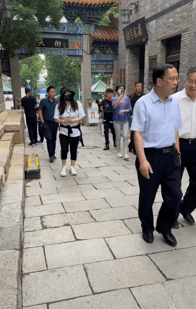 内地|洪金宝罕携妻内地度假，身形暴瘦俩人搀扶走不动，妻子拿手机拍不停