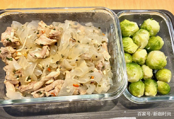 戴一|10亿阔太黎姿罕见秀美背，穿吊带花叶长裙，48岁身材真养眼