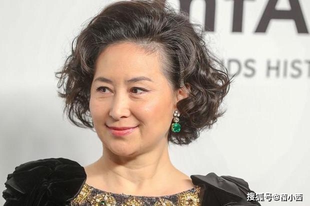 一手|何超琼不愧是赌王一手带大的女儿，穿亮片裙戴皇冠，像个大公主