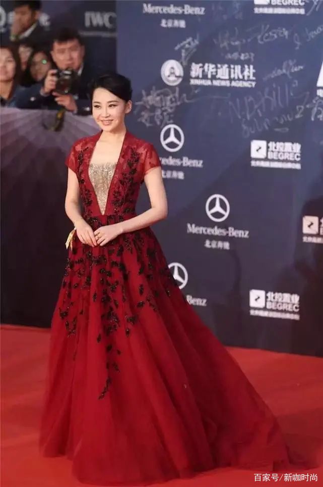 风就服|高贵美艳风就服许晴，一袭红裙秀窈窕身材，宛如“人间富贵花”