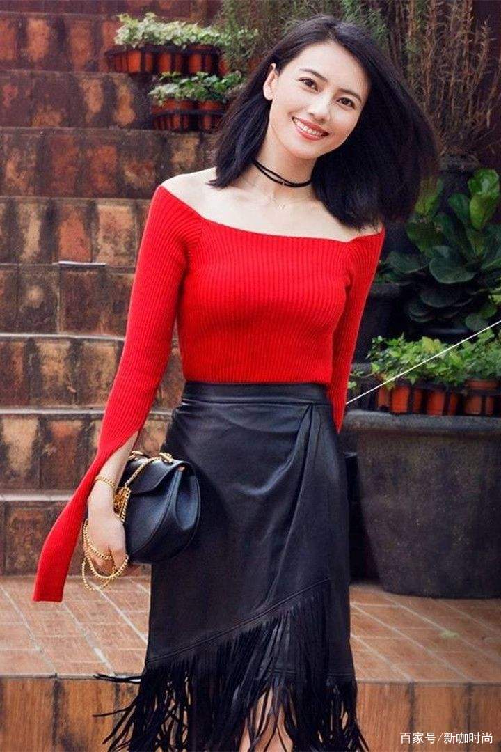 粉色|高圆圆换“花样”，印花西装配粉色开衫，扎鱼骨辫像少女