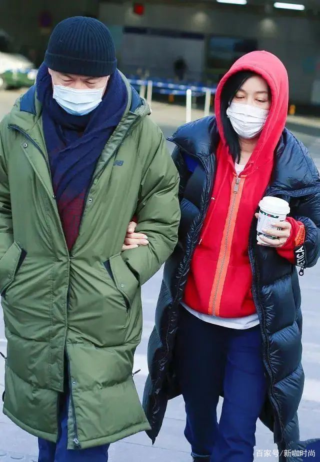 颈部|那英也有懈怠的时候，朴素羽绒服搭开衫，与老公“红配绿”更显土